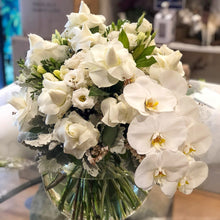 Load image into Gallery viewer, The Stylish Whites Wedding Centrepiece